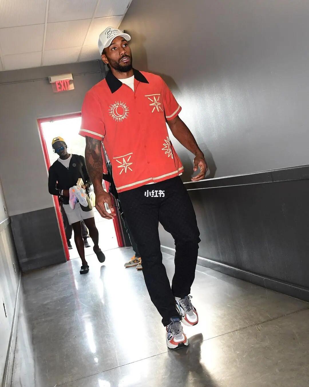 米体：将有一万名左右的那不勒斯球迷远征罗马，警方压力很大（米体：近万名那不勒斯球迷将赴罗马，警方面临重压）