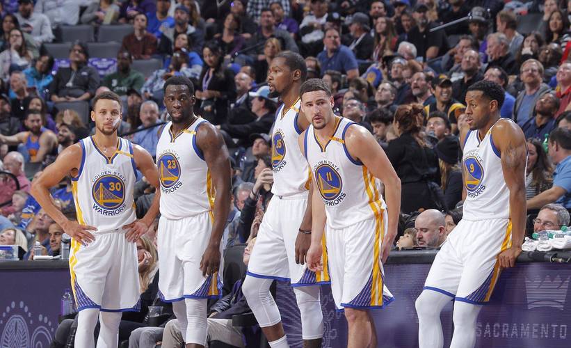 北雪平球迷向场内投掷烟花，瑞典超甲升级附加赛被迫中断（北雪平球迷投掷烟花致瑞典超甲升级附加赛中断）