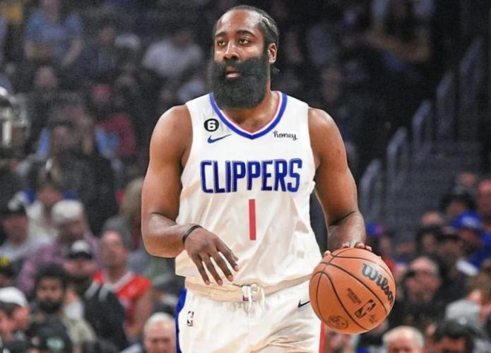 欧文突破防守造成杀伤，制造罚球（欧文强突造犯规，站上罚球线）