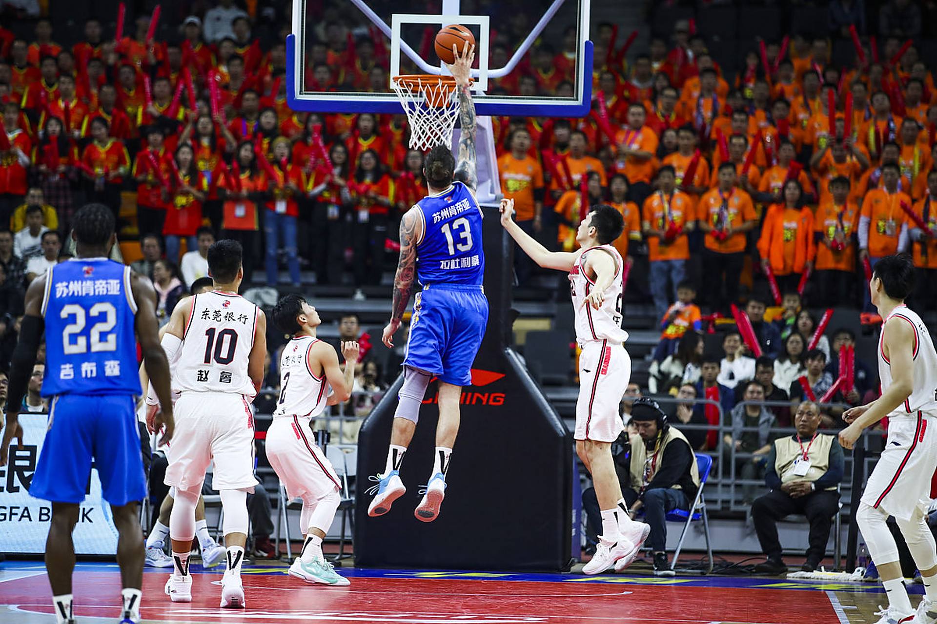 R.I.P.，佛罗伦萨小将理查德森的父亲、前NBA球星迈克尔-理查德森去世（前NBA球星迈克尔-理查德森辞世，佛罗伦萨小将理查德森痛失父亲）