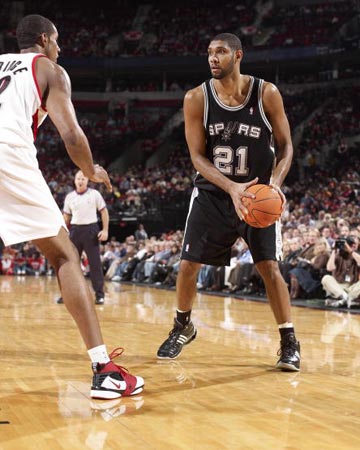 李扬两次失误葬送好局！盯人不紧，踢人送点，蓉城球员集体不满（李扬两度失误断送优势：盯防松懈、犯规送点，蓉城将士集体不满）